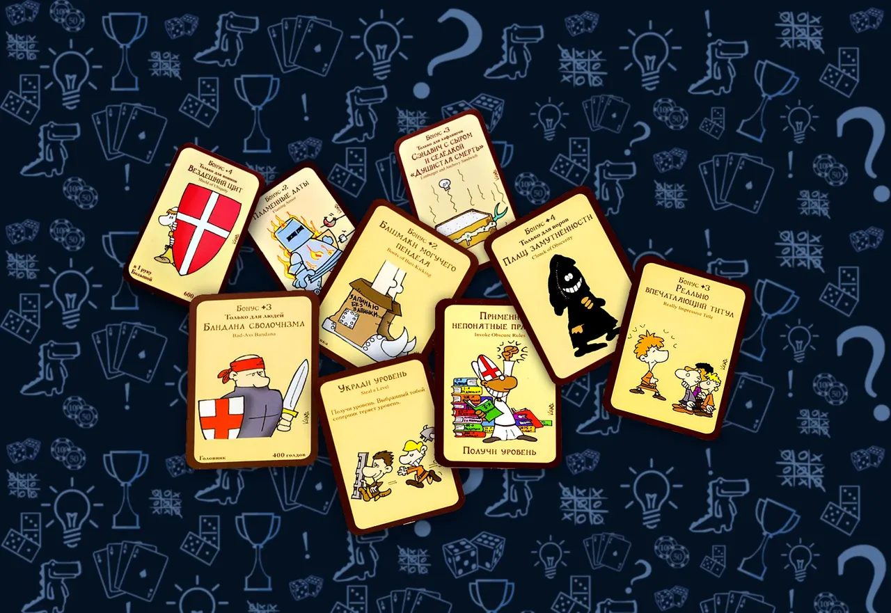 Игрок держит карты бонусов в настольной игре Манчкин